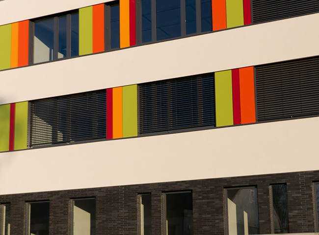 Sonnenschutz an Schule Image